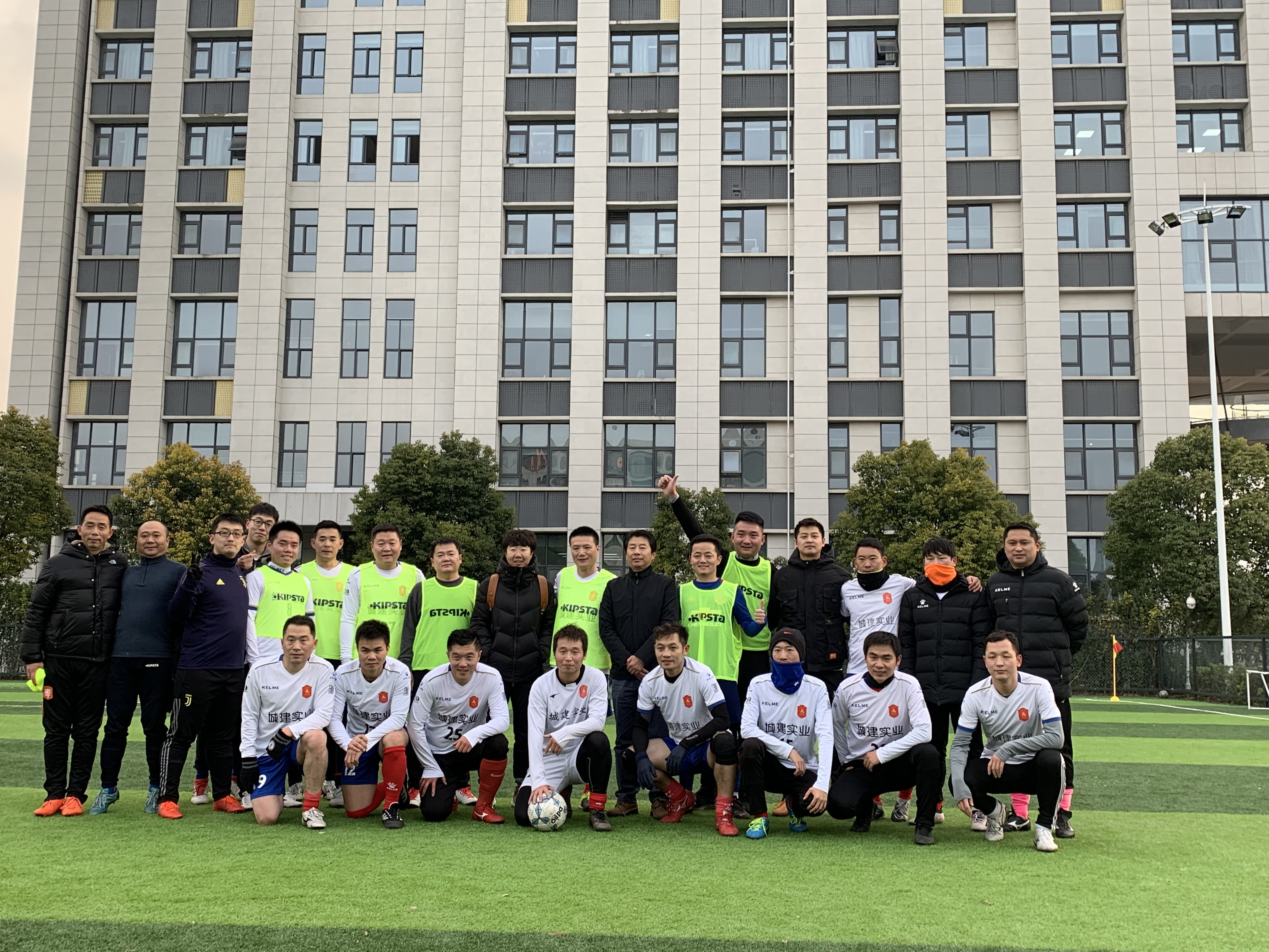 中國國家女子足球隊前隊長畢妍帶領(lǐng)北師大教工足球隊到訪我司.jpg